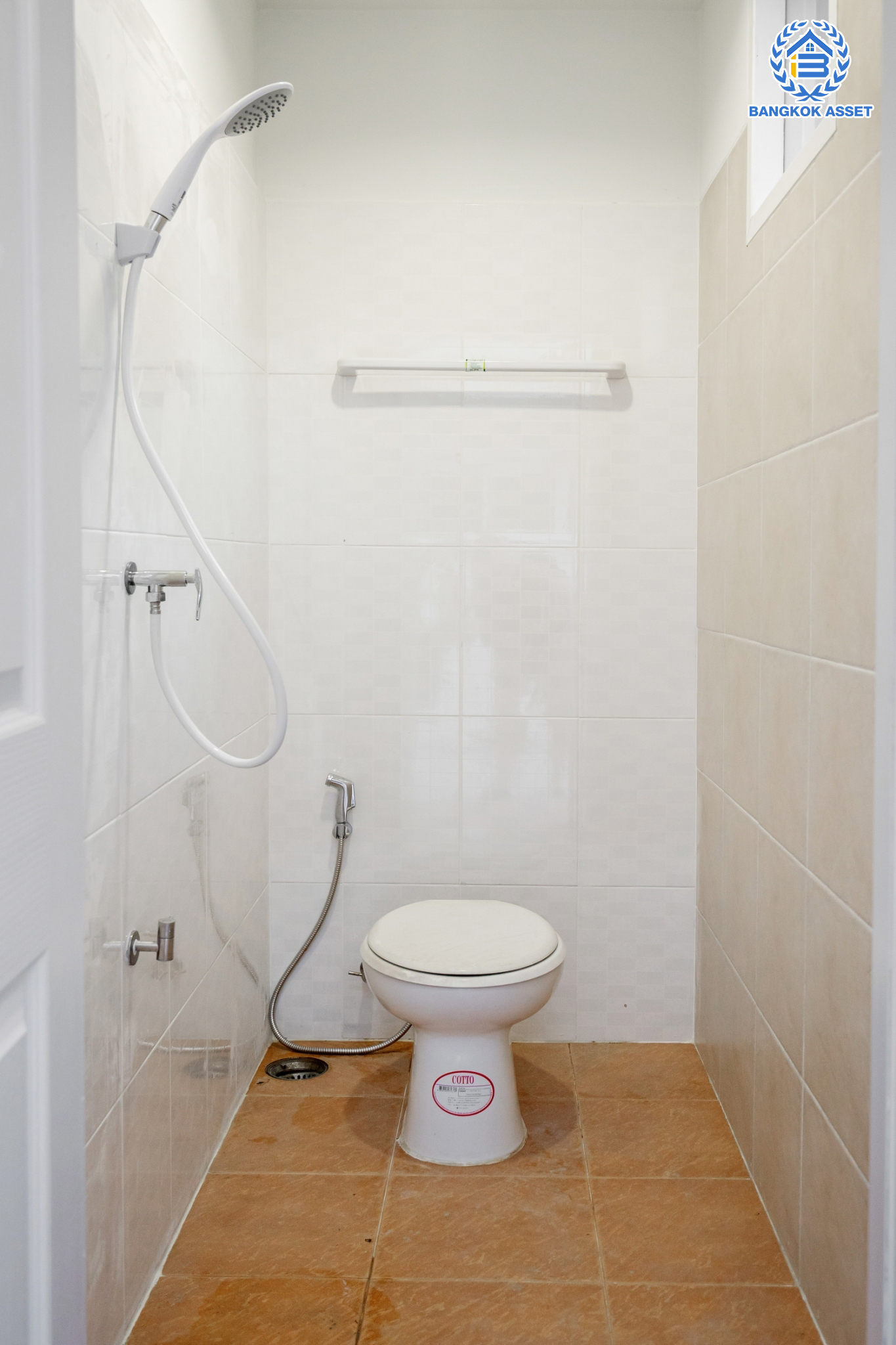 บ้านมือสองตกแต่งใหม่ ม.ลัดดารมย์ วัชรพล แบรนด์ Q.House หลังมุม เนื้อที่ 128 ตร.ว. ฟังก์ชัน 3 ห้องนอน 4 ห้องน้ำ 1 ห้องแม่บ้าน จอดรถได้ 4 คัน Facilities ครบครัน บนทำเลเชื่อมต่อหลายเส้นทาง ถ.รามอินทรา ถ.สายไหม และถ.พหลโยธิน ใกล้สนามบินดอนเมือง ทางด่วน "ศรีรัช" และ เซ็นทรัลรามอินทรา